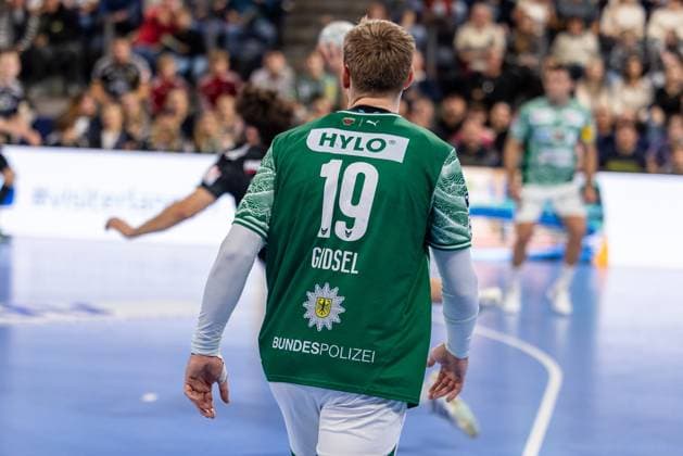 Bundespolizei als Sponsor der Fuechse Berlin, hier auf dem Trikot von Mathias Gidsel (Füchse Berlin, 19) HC Erlangen vs. Fuechse Berlin, Handball, 1. Handball Bundesliga, Saison 2025 2026, 7. Spieltag, 04.10.2025 HC Erlangen vs. Fuechse Berlin, Handball, 1. Handball Bundesliga, Saison 2025 2026, 7. Spieltag, 04.10.2025 Nuernberg Copyright: xEibner-Pressefoto ArdanxFuessmanx EP_AFN