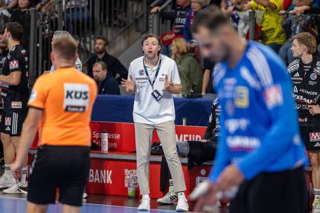 Johannes Sellin (HC Erlangen, Chef-Trainer) schaut fragend in Richtung Schiedsrichter und ist mit der Entschiedung unzufrieden. Tim Goemmel (HC Erlangen, 95) unscharf im Vordergrund. HC Erlangen vs. Fuechse Berlin, Handball, 1. Handball Bundesliga, Saison 2025 2026, 7. Spieltag, 04.10.2025 HC Erlangen vs. Fuechse Berlin, Handball, 1. Handball Bundesliga, Saison 2025 2026, 7. Spieltag, 04.10.2025 Nuernberg Copyright: xEibner-Pressefoto ArdanxFuessmanx EP_AFN