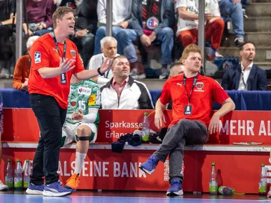 Nicolej Krickau (Füchse Berlin, Chef-Trainer) emotional und Maximilian Rinderle (Füchse Berlin, Co-Trainer) auf der Trainerbank HC Erlangen vs. Fuechse Berlin, Handball, 1. Handball Bundesliga, Saison 2025 2026, 7. Spieltag, 04.10.2025 HC Erlangen vs. Fuechse Berlin, Handball, 1. Handball Bundesliga, Saison 2025 2026, 7. Spieltag, 04.10.2025 Nuernberg Copyright: xEibner-Pressefoto ArdanxFuessmanx EP_AFN
