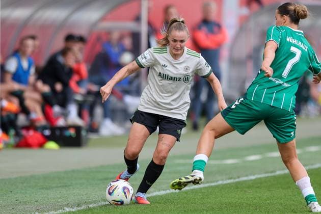 Georgia Stanway (FC Bayern Muenchen, 31) mit Ball mit Larissa Muehlhaus (SV Werder Bremen, 07), GER, FC Bayern Muenchen vs. SV Werder Bremen, Fussball, Google Pixel Frauen-Bundesliga, 5. Spieltag, Saison 2025 2026, 04.10.2025, DFL DFB REGULATIONS PROHIBIT ANY USE OF PHOTOGRAPHS as IMAGE SEQUENCES and or QUASI-VIDEO, GER, FC Bayern Muenchen vs. SV Werder Bremen, Fussball, Google Pixel Frauen-Bundesliga, 5. Spieltag, Saison 2025 2026, 04.10.2025 Muenchen Copyright: xEibner-Pressefoto JennixMaulx EP_JML