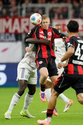 v.l. Dayot Upamecano (FC Bayern Muenchen, 2) und Jonathan Burkardt (Eintracht Frankfurt, 9), 04.10.2025, Fussball, 1. Bundesliga, Eintracht Frankfurt - FC Bayern München, GER, Frankfurt am Main, Deutsche Bank Park, DFL REGULATIONS PROHIBIT ANY USE OF PHOTOGRAPHS AS IMAGE SEQUENCES AND OR QUASI-VIDEO. Copyright: HMBxMedia xHeikoxBecker