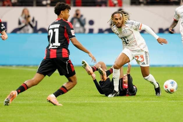 v.l. Nathaniel Brown (Eintracht Frankfurt, 21) und Sacha Boey (FC Bayern Muenchen, 23), 04.10.2025, Fussball, 1. Bundesliga, Eintracht Frankfurt - FC Bayern München, GER, Frankfurt am Main, Deutsche Bank Park, DFL REGULATIONS PROHIBIT ANY USE OF PHOTOGRAPHS AS IMAGE SEQUENCES AND OR QUASI-VIDEO. Copyright: HMBxMedia xHeikoxBecker