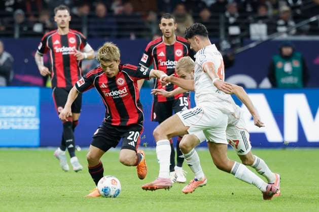 v.l. Ritsu Doan (Eintracht Frankfurt, 20), Konrad Laimer (FC Bayern Muenchen, 27) und Aleksandar Pavlovic (FC Bayern Muenchen, 45), 04.10.2025, Fussball, 1. Bundesliga, Eintracht Frankfurt - FC Bayern München, GER, Frankfurt am Main, Deutsche Bank Park, DFL REGULATIONS PROHIBIT ANY USE OF PHOTOGRAPHS AS IMAGE SEQUENCES AND OR QUASI-VIDEO. Copyright: HMBxMedia xHeikoxBecker