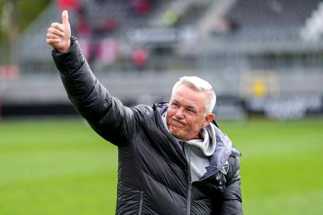 Olaf Janßen (Janssen, Trainer, Cheftrainer, SVS), mit Daumen nach oben, Geste, Gestik, zuversichtlich, positiv, optimistisch, Freude, freuen, freut sich, Einzelbild, Einzelfoto, Aktion, Action, 05.10.2025, Sandhausen (Deutschland), Fussball, Regionalliga Südwest, SV Sandhausen - TSV Steinbach Haiger
