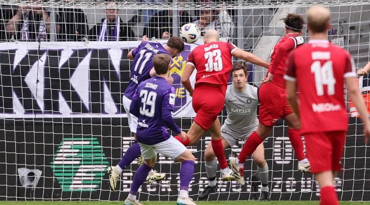 Aue, 05.10.2025, Erzgebirgsstadion, Fußball, 3.Liga, 10.Spieltag FC Erzgebirge Aue vs. Rot Weiß Essen , Im Bild; Tor für Rot Weiß Essen. Tobias Kraulich ( 33, Essen) trifft per Kopf zum 1:1 Ausgleich. , Nur für journalistische Zwecke. Only for editorial use! , DFB DFL regulations prohibit any use of photographs as image sequences and or quasi-video. ,