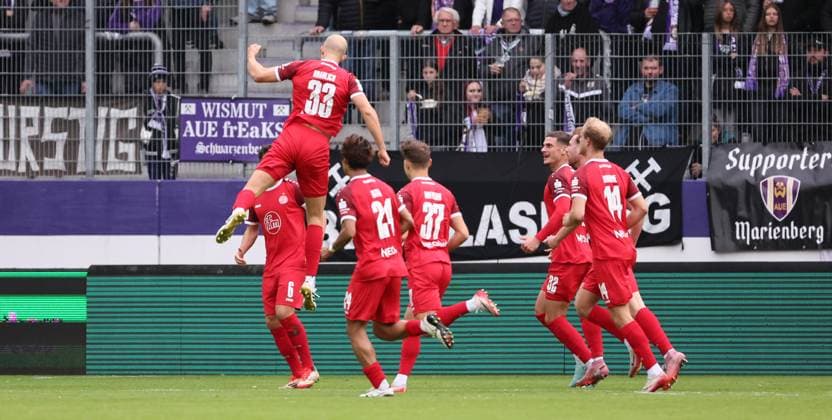 Aue, 05.10.2025, Erzgebirgsstadion, Fußball, 3.Liga, 10.Spieltag FC Erzgebirge Aue vs. Rot Weiß Essen , Im Bild; Tor für Rot Weiß Essen. Tobias Kraulich ( 33, Essen) trifft per Kopf zum 1:1 Ausgleich und jubelt. , Nur für journalistische Zwecke. Only for editorial use! , DFB DFL regulations prohibit any use of photographs as image sequences and or quasi-video. ,