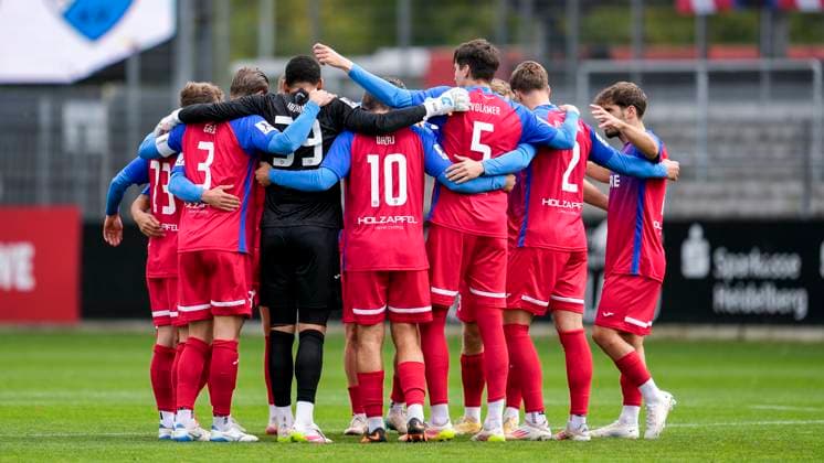 Spieler vom TSV Steinbach Haiger, schwören sich mit einem Mannschaftskreis vor dem Anpfiff ein, Kreis, Teamkreis, Konzentration, Kameradschaft, Ansprache, Motivation, 05.10.2025, Sandhausen (Deutschland), Fussball, Regionalliga Südwest, SV Sandhausen - TSV Steinbach Haiger