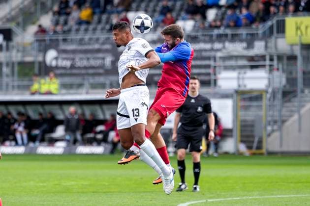 v.li.: Yannick Osee (SVS, 13), Eros Dacaj (Steinbach, 10), beim Kopfball, Kopfballduell, Spielszene, Zweikampf in der Luft, Aktion, Action, 05.10.2025, Sandhausen (Deutschland), Fussball, Regionalliga Südwest, SV Sandhausen - TSV Steinbach Haiger