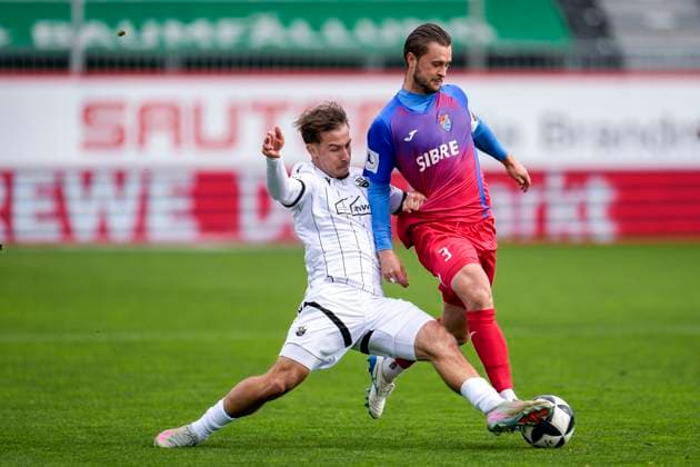 v.li.: Louis Kolbe (SVS, 3), Nick Galle (Steinbach, 3), Zweikampf, Spielszene, Duell, duel, tackle, tackling, Dynamik, Action, Aktion, 05.10.2025, Sandhausen (Deutschland), Fussball, Regionalliga Südwest, SV Sandhausen - TSV Steinbach Haiger