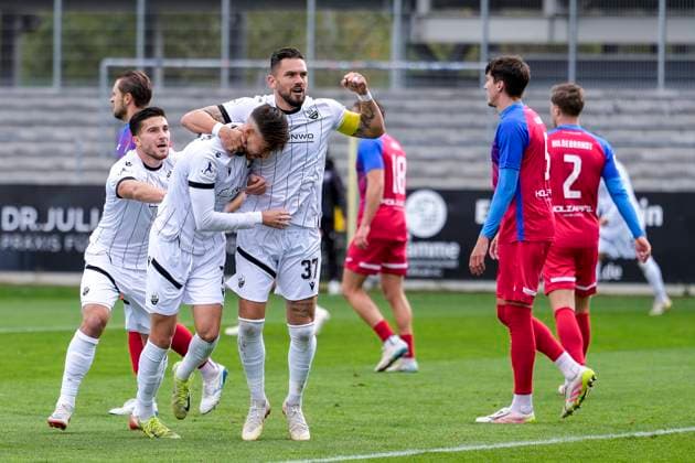v.li.: Berk Inaler (SVS, 18), Torschütze David Mamutovic (SVS, 7), Pascal Testroet (SVS, 37), Spieler vom SV Sandhausen (SVS), jubeln über das Tor zum 1:0, Jubel, Torjubel, Torerfolg, celebrate the goal, goal, celebration, jubelt ueber das Tor, Freuen, Freude, freut sich, optimistisch, positiv, Spielszene, Highlight, Action, Aktion, 05.10.2025, Sandhausen (Deutschland), Fussball, Regionalliga Südwest, SV Sandhausen - TSV Steinbach Haiger