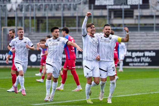 v.li.: Niklas Tarnat (SVS, 6), Berk Inaler (SVS, 18), Torschütze David Mamutovic (SVS, 7), Pascal Testroet (SVS, 37), Spieler vom SV Sandhausen (SVS), jubeln über das Tor zum 1:0, Jubel, Torjubel, Torerfolg, celebrate the goal, goal, celebration, jubelt ueber das Tor, Freuen, Freude, freut sich, optimistisch, positiv, Spielszene, Highlight, Action, Aktion, 05.10.2025, Sandhausen (Deutschland), Fussball, Regionalliga Südwest, SV Sandhausen - TSV Steinbach Haiger