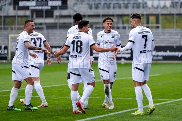 Spieler vom SV Sandhausen (SVS), jubeln über das Tor zum 1:0, Jubel, Torjubel, Torerfolg, celebrate the goal, goal, celebration, jubelt ueber das Tor, Freuen, Freude, freut sich, optimistisch, positiv, Spielszene, Highlight, Action, Aktion, 05.10.2025, Sandhausen (Deutschland), Fussball, Regionalliga Südwest, SV Sandhausen - TSV Steinbach Haiger