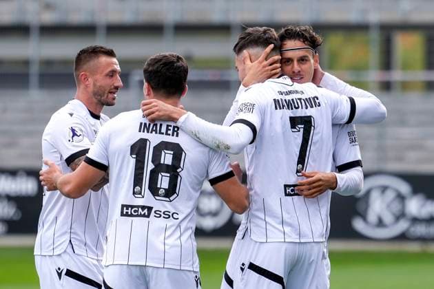 v.li.: Robin Krauße (Krausse, SVS, 22), Berk Inaler (SVS, 18), Torschütze David Mamutovic (SVS, 7), Teoman Akmestanli (SVS, 23), Spieler vom SV Sandhausen (SVS), jubeln über das Tor zum 1:0, Jubel, Torjubel, Torerfolg, celebrate the goal, goal, celebration, jubelt ueber das Tor, Freuen, Freude, freut sich, optimistisch, positiv, Spielszene, Highlight, Action, Aktion, 05.10.2025, Sandhausen (Deutschland), Fussball, Regionalliga Südwest, SV Sandhausen - TSV Steinbach Haiger