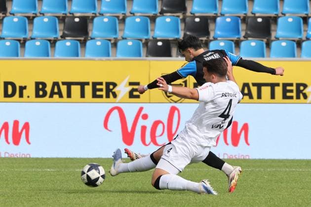 Tor zum 1:0 durch Ismail Harnafi (FSV Frankfurt, Nr. 1) auf dem nach Lauf Duell mit Milan Petrovich (Kickers, Nr. 4), Tor , Regionalliga, FSV Frankfurt - Stuttgarter Kickers, Fussball Regionalliga Südwest 25 26, 11. Spieltag, Saison 2025 2026, 05.10.2025, Frankfurt PSD-Bank-Arena Deutschland