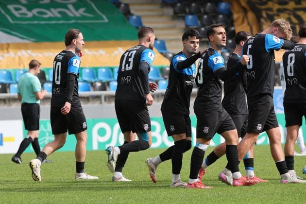 Tor zum 1:0 durch Ismail Harnafi (FSV Frankfurt, Nr. 1), Torjubel mit den Teamkollegen und Jubelfaust von George Iorga (FSV Frankfurt, Nr. 23) , Regionalliga, FSV Frankfurt - Stuttgarter Kickers, Fussball Regionalliga Südwest 25 26, 11. Spieltag, Saison 2025 2026, 05.10.2025, Frankfurt PSD-Bank-Arena Deutschland