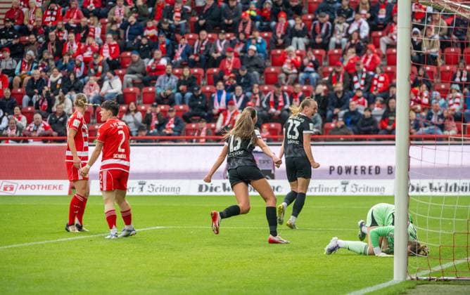 Fußball, Frauen, Saison 2025 2026, Google Pixel Frauen-Bundesliga (5. Spieltag), 1. FC Union Berlin - SC Freiburg v. l. Samantha Steuerwald (1. Frauen 1. FC Union), Tomke Schneider (1. Frauen 1. FC Union), Maj Schneider (SC Freiburg), Luca Birkholz (SC Freiburg), Torfrau Cara Bösl (1. Frauen 1. FC Union), Jubel nach Tor zum 0:1, 05.10. 2025, Copyright: xMatthiasxKochx