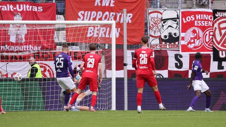 Aue, 05.10.2025, Erzgebirgsstadion, Fußball, 3.Liga, 10.Spieltag FC Erzgebirge Aue vs. Rot Weiß Essen , Im Bild; Tor für Rot Weiß Essen. Marvin Obuz ( 10, Essen) trifft zum 2:2. , Nur für journalistische Zwecke. Only for editorial use! , DFB DFL regulations prohibit any use of photographs as image sequences and or quasi-video. ,