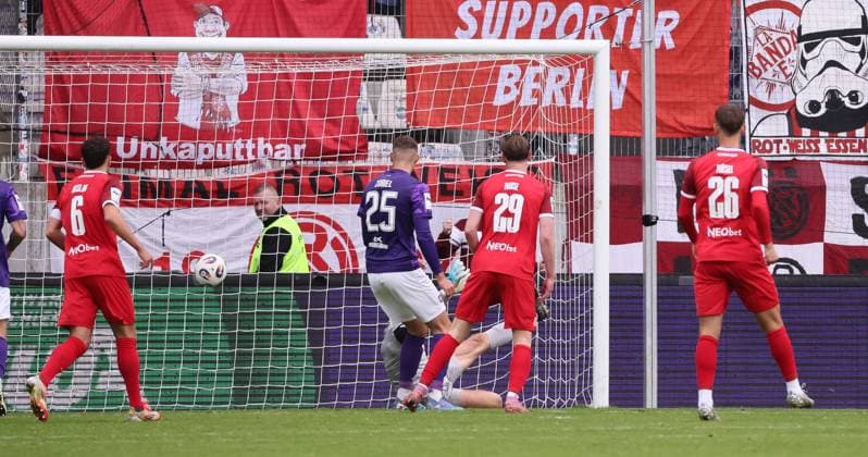 Aue, 05.10.2025, Erzgebirgsstadion, Fußball, 3.Liga, 10.Spieltag FC Erzgebirge Aue vs. Rot Weiß Essen , Im Bild; Tor für Rot Weiß Essen. Marvin Obuz ( 10, Essen) trifft zum 2:2. , Nur für journalistische Zwecke. Only for editorial use! , DFB DFL regulations prohibit any use of photographs as image sequences and or quasi-video. ,