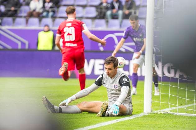 05.10.2025, xomx, Fussball 3.Liga, Erzgebirge Aue - Rot-Weiss Essen v.l. jubelt, Torjubel, Tor, Goal, Jubel, Freude, freuen zum 2:2. Martin Männel (FC Erzgebirge Aue), Jannik Mause (Rot-Weiss Essen) (DFL DFB REGULATIONS PROHIBIT ANY USE OF PHOTOGRAPHS as IMAGE SEQUENCES and or QUASI-VIDEO) Aue