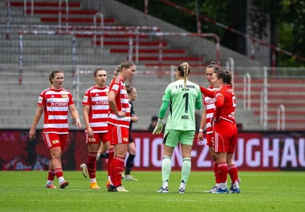 Fußball, Frauen, Saison 2025 2026, Google Pixel Frauen-Bundesliga (5. Spieltag), 1. FC Union Berlin - SC Freiburg v. l. Dina Orschmann (1. Frauen 1. FC Union), Sophie Weidauer (1. Frauen 1. FC Union), Samantha Steuerwald (1. Frauen 1. FC Union), Torfrau Cara Bösl (1. Frauen 1. FC Union), Katja Orschmann (1. Frauen 1. FC Union) diskutieren in einer Spielpause, 05.10. 2025, Copyright: xMatthiasxKochx