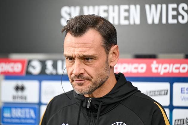 Nils Döring (SV Wehen Wiesbaden, Trainer) im TV Interview vor der Partie. GER, SV Wehen Wiesbaden vs TSV 1860 München, Fussball, 3. Liga, 10. Spieltag, Spielzeit 2025 2026, 05.10.2025. DFB REGULATIONS PROHIBIT ANY USE OF PHOTOGRAPHS AS IMAGE SEQUENCES AND OR QUASI-VIDEO GER, SV Wehen Wiesbaden vs TSV 1860 München, Fussball, 3. Liga, 10. Spieltag, Spielzeit 2025 2026, 05.10.2025. Wiesbaden Copyright: xEibner-Pressefoto FlorianxWiegandx EP_FWD
