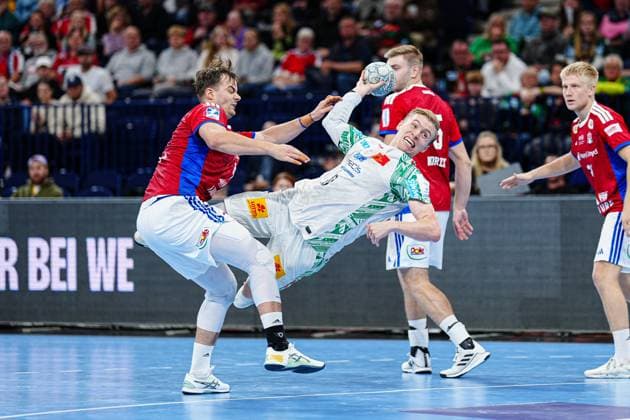 Andreas Magaard (Handball Verein Hamburg, 04), Gisli Kristjansson (SC Magdeburg, 10) GER, Handball Sport Verein Hamburg vs. SC Magdeburg, Handball, 1. Bundesliga, Spieltag 7, Saison 2025 2026, 05.10.2025 GER, Handball Sport Verein Hamburg vs. SC Magdeburg, Handball, 1. Bundesliga, Spieltag 7, Saison 2025 2026, 05.10.2025 Hamburg Copyright: xEibner-Pressefoto MarcelxvonxFehrnx EP_MFN