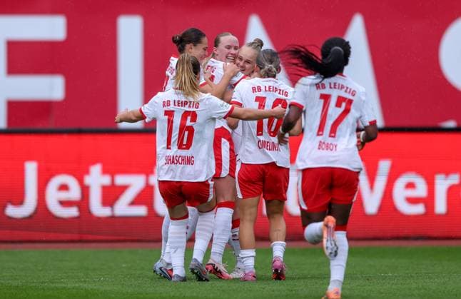 DEU, Nürnberg, FC Nürnberg vs RB Leipzig, Google Pixel Bundesliga, DFB, Saison 2526, Max-Morlock-Stadion, 5. Spieltag im Bild: Tor durch Nikoline Dudek (RB Leipzig 24), Jubel mit dem Team DFB DFL REGULATIONS PROHIBIT ANY USE OF PHOTOGRAPHS AS IMAGE SEQUENCES AND OR QUASI-VIDEO, 05.10.2025, Copyright: HMBxMedia HendrikxHamelau