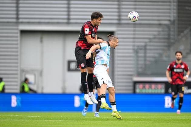 Jakob Lewald (SV Wehen Wiesbaden, 26) im Zweikampf mit Sigurd Haugen (TSV 1860 Muenchen, 22), GER, SV Wehen Wiesbaden vs TSV 1860 München, Fussball, 3. Liga, 10. Spieltag, Spielzeit 2025 2026, 05.10.2025. DFB REGULATIONS PROHIBIT ANY USE OF PHOTOGRAPHS AS IMAGE SEQUENCES AND OR QUASI-VIDEO GER, SV Wehen Wiesbaden vs TSV 1860 München, Fussball, 3. Liga, 10. Spieltag, Spielzeit 2025 2026, 05.10.2025. Wiesbaden Copyright: xEibner-Pressefoto FlorianxWiegandx EP_FWD