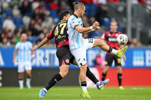 David Suarez (SV Wehen Wiesbaden, 47) im Zweikampf mit Sigurd Haugen (TSV 1860 Muenchen, 22), GER, SV Wehen Wiesbaden vs TSV 1860 München, Fussball, 3. Liga, 10. Spieltag, Spielzeit 2025 2026, 05.10.2025. DFB REGULATIONS PROHIBIT ANY USE OF PHOTOGRAPHS AS IMAGE SEQUENCES AND OR QUASI-VIDEO GER, SV Wehen Wiesbaden vs TSV 1860 München, Fussball, 3. Liga, 10. Spieltag, Spielzeit 2025 2026, 05.10.2025. Wiesbaden Copyright: xEibner-Pressefoto FlorianxWiegandx EP_FWD