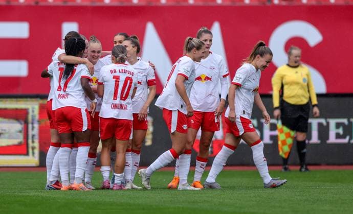 DEU, Nürnberg, FC Nürnberg vs RB Leipzig, Google Pixel Bundesliga, DFB, Saison 2526, Max-Morlock-Stadion, 5. Spieltag im Bild: Tor durch Nikoline Dudek (RB Leipzig 24), Jubel mit dem Team DFB DFL REGULATIONS PROHIBIT ANY USE OF PHOTOGRAPHS AS IMAGE SEQUENCES AND OR QUASI-VIDEO, 05.10.2025, Copyright: HMBxMedia HendrikxHamelau