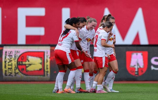 DEU, Nürnberg, FC Nürnberg vs RB Leipzig, Google Pixel Bundesliga, DFB, Saison 2526, Max-Morlock-Stadion, 5. Spieltag im Bild: Tor durch Nikoline Dudek (RB Leipzig 24), Jubel mit dem Team DFB DFL REGULATIONS PROHIBIT ANY USE OF PHOTOGRAPHS AS IMAGE SEQUENCES AND OR QUASI-VIDEO, 05.10.2025, Copyright: HMBxMedia HendrikxHamelau