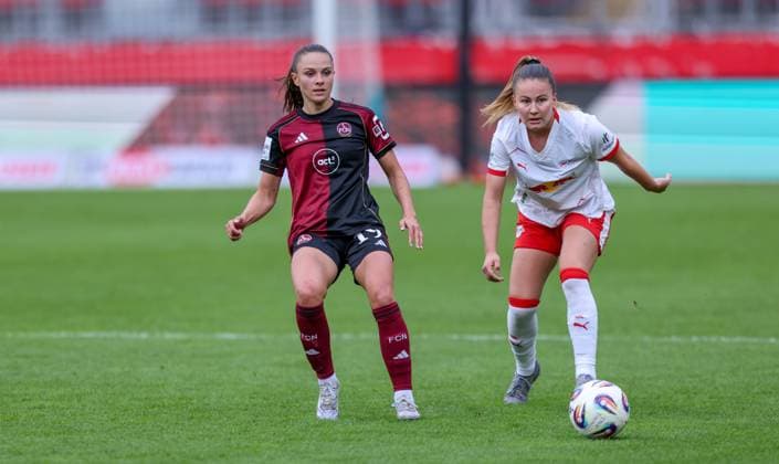 DEU, Nürnberg, FC Nürnberg vs RB Leipzig, Google Pixel Bundesliga, DFB, Saison 2526, Max-Morlock-Stadion, 5. Spieltag im Bild v.l.n.r: Sanja Homann (FC Nürnberg 19), Annabel Schasching (RB Leipzig 16) DFB DFL REGULATIONS PROHIBIT ANY USE OF PHOTOGRAPHS AS IMAGE SEQUENCES AND OR QUASI-VIDEO, 05.10.2025, Copyright: HMBxMedia HendrikxHamelau