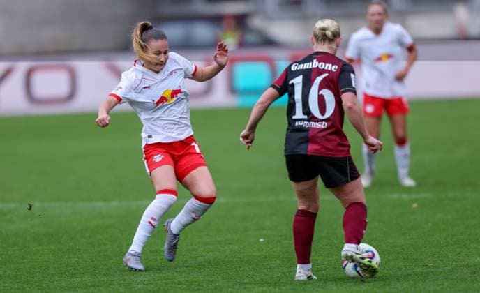 DEU, Nürnberg, FC Nürnberg vs RB Leipzig, Google Pixel Bundesliga, DFB, Saison 2526, Max-Morlock-Stadion, 5. Spieltag im Bild v.l.n.r: Annabel Schasching (RB Leipzig 16), Aleigh Gambone (FC Nürnberg 16) DFB DFL REGULATIONS PROHIBIT ANY USE OF PHOTOGRAPHS AS IMAGE SEQUENCES AND OR QUASI-VIDEO, 05.10.2025, Copyright: HMBxMedia HendrikxHamelau