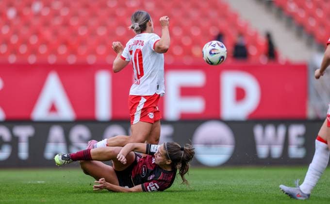 DEU, Nürnberg, FC Nürnberg vs RB Leipzig, Google Pixel Bundesliga, DFB, Saison 2526, Max-Morlock-Stadion, 5. Spieltag im Bild v.l.n.r: Gina Chmielinski (RB Leipzig 10), Laura Miller (FC Nürnberg 9) DFB DFL REGULATIONS PROHIBIT ANY USE OF PHOTOGRAPHS AS IMAGE SEQUENCES AND OR QUASI-VIDEO, 05.10.2025, Copyright: HMBxMedia HendrikxHamelau