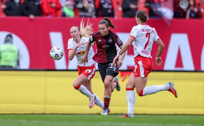 DEU, Nürnberg, FC Nürnberg vs RB Leipzig, Google Pixel Bundesliga, DFB, Saison 2526, Max-Morlock-Stadion, 5. Spieltag im Bild v.l.n.r: Nikoline Dudek (RB Leipzig 24), Julia Pollak (FC Nürnberg 22) DFB DFL REGULATIONS PROHIBIT ANY USE OF PHOTOGRAPHS AS IMAGE SEQUENCES AND OR QUASI-VIDEO, 05.10.2025, Copyright: HMBxMedia HendrikxHamelau