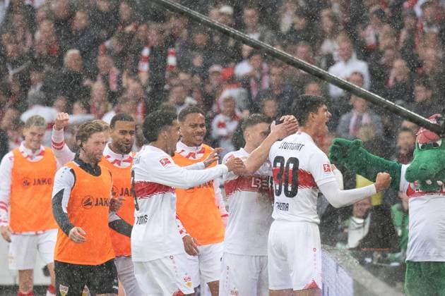 Tor zum 1:0 durch Bilal El Khannouss (VfB Stuttgart, 11), Jubel, Torjubel im Starkregen. GER, VfB Stuttgart vs. 1. FC Heidenheim, Fussball, Herren, 1. Bundesliga, 6. Spieltag, Spielzeit 2025 2026, 05.10.2025, DFL DFB REGULATIONS PROHIBIT ANY USE OF PHOTOGRAPHS AS IMAGE SEQUENCES AND OR QUASI-VIDEO, GER, VfB Stuttgart vs. 1. FC Heidenheim, Fussball, Herren, 1. Bundesliga, 6. Spieltag, Spielzeit 2025 2026, 05.10.2025 Stuttgart Copyright: xEibner-Pressefoto WolfgangxFrankx EP_WFK