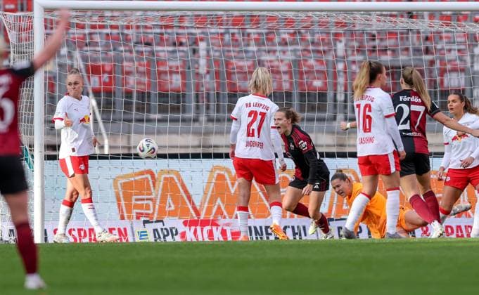 DEU, Nürnberg, FC Nürnberg vs RB Leipzig, Google Pixel Bundesliga, DFB, Saison 2526, Max-Morlock-Stadion, 5. Spieltag im Bild: Nastassja Lein (FC Nürnberg 24) erzielt das Tor zum 1:1, Jubel mit dem Team DFB DFL REGULATIONS PROHIBIT ANY USE OF PHOTOGRAPHS AS IMAGE SEQUENCES AND OR QUASI-VIDEO, 05.10.2025, Copyright: HMBxMedia HendrikxHamelau