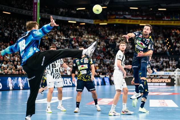Dani Baijens (Rhein-Neckar Loewen, 77) beim Wurf gegen Torwart Andreas Wolff (THW Kiel, 33), GER, THW Kiel vs Rhein-Neckar Loewen, Handball, Bundesliga, Spieltag 7, Saison 2025 2026, 05.10.2025 GER, THW Kiel vs Rhein-Neckar Loewen, Handball, Bundesliga, Spieltag 7, Saison 2025 2026, 05.10.2025 Kiel Copyright: xEibner-Pressefoto MaxxVincenx EP_MVN