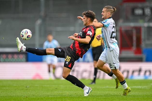 Jakob Lewald (SV Wehen Wiesbaden, 26) im Zweikampf mit Sigurd Haugen (TSV 1860 Muenchen, 22) GER, SV Wehen Wiesbaden vs TSV 1860 München, Fussball, 3. Liga, 10. Spieltag, Spielzeit 2025 2026, 05.10.2025. DFB REGULATIONS PROHIBIT ANY USE OF PHOTOGRAPHS AS IMAGE SEQUENCES AND OR QUASI-VIDEO GER, SV Wehen Wiesbaden vs TSV 1860 München, Fussball, 3. Liga, 10. Spieltag, Spielzeit 2025 2026, 05.10.2025. Wiesbaden Copyright: xEibner-Pressefoto FlorianxWiegandx EP_FWD