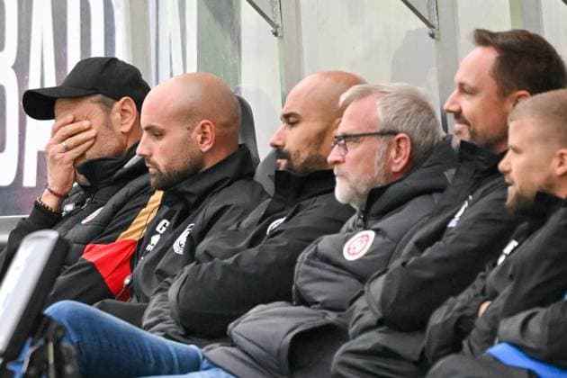 Nils Döring (SV Wehen Wiesbaden, Trainer) schaut unzufrieden, GER, SV Wehen Wiesbaden vs TSV 1860 München, Fussball, 3. Liga, 10. Spieltag, Spielzeit 2025 2026, 05.10.2025. DFB REGULATIONS PROHIBIT ANY USE OF PHOTOGRAPHS AS IMAGE SEQUENCES AND OR QUASI-VIDEO GER, SV Wehen Wiesbaden vs TSV 1860 München, Fussball, 3. Liga, 10. Spieltag, Spielzeit 2025 2026, 05.10.2025. Wiesbaden Copyright: xEibner-Pressefoto FlorianxWiegandx EP_FWD