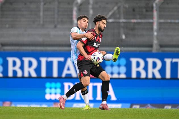 Nikolas Agrafiotis (SV Wehen Wiesbaden, 25) im Zweikampf mit Sean Dulic (TSV 1860 Muenchen, 25), GER, SV Wehen Wiesbaden vs TSV 1860 München, Fussball, 3. Liga, 10. Spieltag, Spielzeit 2025 2026, 05.10.2025. DFB REGULATIONS PROHIBIT ANY USE OF PHOTOGRAPHS AS IMAGE SEQUENCES AND OR QUASI-VIDEO GER, SV Wehen Wiesbaden vs TSV 1860 München, Fussball, 3. Liga, 10. Spieltag, Spielzeit 2025 2026, 05.10.2025. Wiesbaden Copyright: xEibner-Pressefoto FlorianxWiegandx EP_FWD