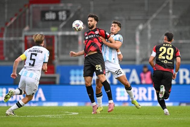 Nikolas Agrafiotis (SV Wehen Wiesbaden, 25) im Zweikampf mit Sean Dulic (TSV 1860 Muenchen, 25), GER, SV Wehen Wiesbaden vs TSV 1860 München, Fussball, 3. Liga, 10. Spieltag, Spielzeit 2025 2026, 05.10.2025. DFB REGULATIONS PROHIBIT ANY USE OF PHOTOGRAPHS AS IMAGE SEQUENCES AND OR QUASI-VIDEO GER, SV Wehen Wiesbaden vs TSV 1860 München, Fussball, 3. Liga, 10. Spieltag, Spielzeit 2025 2026, 05.10.2025. Wiesbaden Copyright: xEibner-Pressefoto FlorianxWiegandx EP_FWD