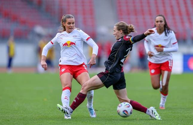 DEU, Nürnberg, FC Nürnberg vs RB Leipzig, Google Pixel Bundesliga, DFB, Saison 2526, Max-Morlock-Stadion, 5. Spieltag im Bild v.l.n.r: Andrea Norheim (RB Leipzig 3), Nastassja Lein (FC Nürnberg 24) DFB DFL REGULATIONS PROHIBIT ANY USE OF PHOTOGRAPHS AS IMAGE SEQUENCES AND OR QUASI-VIDEO, 05.10.2025, Copyright: HMBxMedia HendrikxHamelau