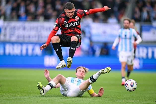 Niklas May (SV Wehen Wiesbaden, 05) im Zweikampf mit Thore Jacobsen (TSV 1860 Muenchen, 05), GER, SV Wehen Wiesbaden vs TSV 1860 München, Fussball, 3. Liga, 10. Spieltag, Spielzeit 2025 2026, 05.10.2025. DFB REGULATIONS PROHIBIT ANY USE OF PHOTOGRAPHS AS IMAGE SEQUENCES AND OR QUASI-VIDEO GER, SV Wehen Wiesbaden vs TSV 1860 München, Fussball, 3. Liga, 10. Spieltag, Spielzeit 2025 2026, 05.10.2025. Wiesbaden Copyright: xEibner-Pressefoto FlorianxWiegandx EP_FWD