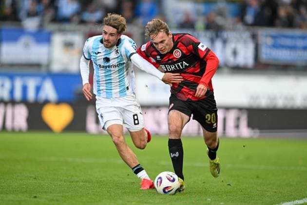 David Philipp (TSV 1860 Muenchen, 08) im Zweikampf mit Ryan Johansson (SV Wehen Wiesbaden, 20), GER, SV Wehen Wiesbaden vs TSV 1860 München, Fussball, 3. Liga, 10. Spieltag, Spielzeit 2025 2026, 05.10.2025. DFB REGULATIONS PROHIBIT ANY USE OF PHOTOGRAPHS AS IMAGE SEQUENCES AND OR QUASI-VIDEO GER, SV Wehen Wiesbaden vs TSV 1860 München, Fussball, 3. Liga, 10. Spieltag, Spielzeit 2025 2026, 05.10.2025. Wiesbaden Copyright: xEibner-Pressefoto FlorianxWiegandx EP_FWD