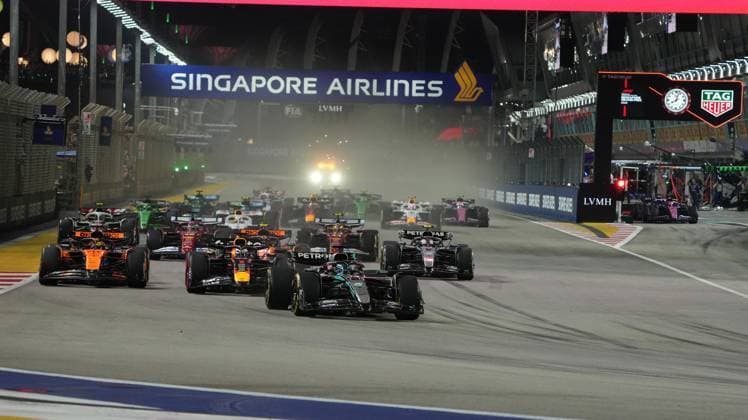 05.10.2025, Marina Bay Street Circuit, Singapore, FORMULA 1 SINGAPORE AIRLINES SINGAPORE GRAND PRIX 2025 , im Bild Rennstart:, George Russell (GBR), Mercedes-AMG Petronas Formula One Team, Max Verstappen (NLD), Oracle Red Bull Racing, Lando Norris (GBR), McLaren F1 Team, Oscar Piastri (AUS), Charles Leclerc (MCO), Scuderia Ferrari HP, Lewis Hamilton (GBR) (Photo by Hasan Bratic DeFodi Images) 05 10 2025, Marina Bay Street Circuit, Singapore, FORMULA 1 SINGAPORE AIRLINES SINGAPORE GRAND PRIX 2025 , in picture Race start , George Russell GBR , Mercedes AMG Petronas Formula One Team, Max Verstappen NLD , Oracle Red Bull Racing, Lando Norris GBR , McLaren F1 Team, Oscar Piastri AUS , Charles Leclerc MCO , Scuderia Ferrari HP, Lewis Hamilton GBR Photo by Hasan Bratic DeFodi Images