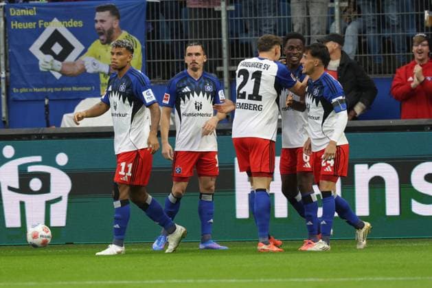GER, xFSx ,Hamburg, HSV , 1. Bundesliga , Fussball, DFL, Hamburger SV , am Hamburger Volksparkstadion , 1.FSV Mainz 05 , 05.10.2025 v.l. Lukasz Poreba (Hamburger SV ,6) feiert das 1:0 fuer den Hamburger SV DFL regulations prohibit any use of photographs as image sequences and or quasi-video. Copyright: HMBxMedia FernandoxSoares