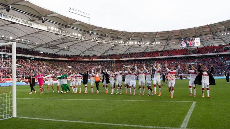 Nach Spielende Schlussjubel, freude bei der Mannschaft des VfB Stuttgart, feiern mit den Fans den Sieg GER, VfB Stuttgart vs. 1. FC Heidenheim, Fussball, Herren, 1. Bundesliga, 6. Spieltag, Spielzeit 2025 2026, 05.10.2025, DFL DFB REGULATIONS PROHIBIT ANY USE OF PHOTOGRAPHS AS IMAGE SEQUENCES AND OR QUASI-VIDEO, GER, VfB Stuttgart vs. 1. FC Heidenheim, Fussball, Herren, 1. Bundesliga, 6. Spieltag, Spielzeit 2025 2026, 05.10.2025 Stuttgart Copyright: xEibner-Pressefoto WolfgangxFrankx EP_WFK