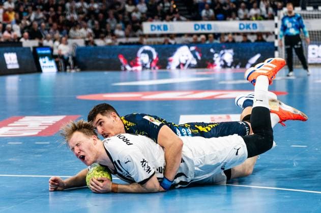 Eric Johansson (THW Kiel, 21) im Zweikampf mit Halil Jaganjac (Rhein-Neckar Loewen, 45), beide am Boden, GER, THW Kiel vs Rhein-Neckar Loewen, Handball, Bundesliga, Spieltag 7, Saison 2025 2026, 05.10.2025 GER, THW Kiel vs Rhein-Neckar Loewen, Handball, Bundesliga, Spieltag 7, Saison 2025 2026, 05.10.2025 Kiel Copyright: xEibner-Pressefoto MaxxVincenx EP_MVN
