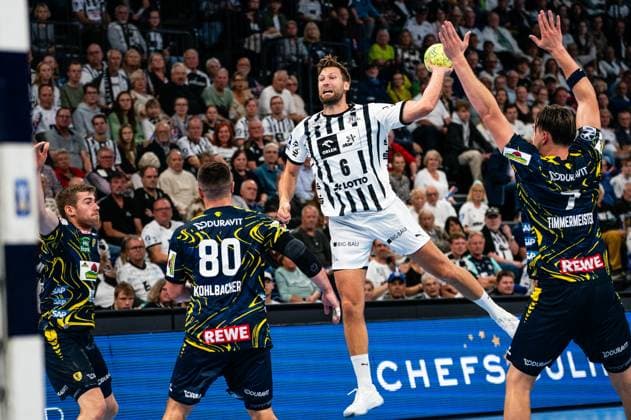 Harald Reinkind (THW Kiel, 06) beim Wurf, Jannik Kohlbacher (Rhein-Neckar Loewen, 80), Robert Timmermeister (Rhein-Neckar Loewen, 07), GER, THW Kiel vs Rhein-Neckar Loewen, Handball, Bundesliga, Spieltag 7, Saison 2025 2026, 05.10.2025 GER, THW Kiel vs Rhein-Neckar Loewen, Handball, Bundesliga, Spieltag 7, Saison 2025 2026, 05.10.2025 Kiel Copyright: xEibner-Pressefoto MaxxVincenx EP_MVN